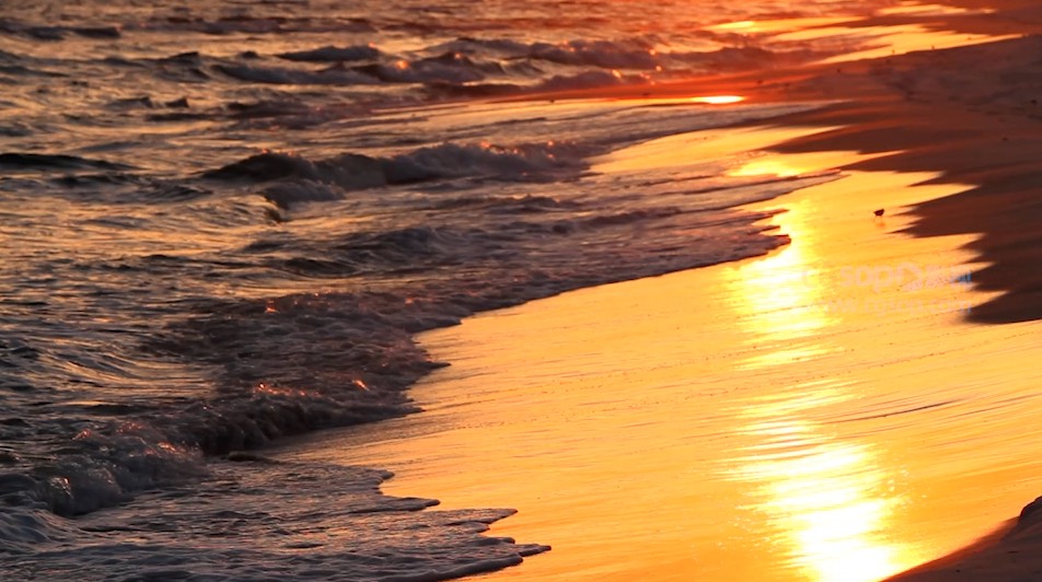 夕阳西下海浪冲刷河床