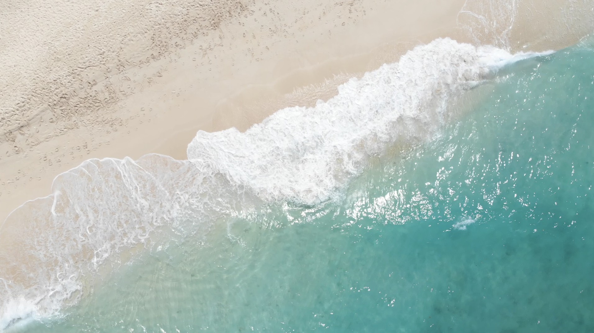 航拍大海潮水涌起海浪拍打到岸边