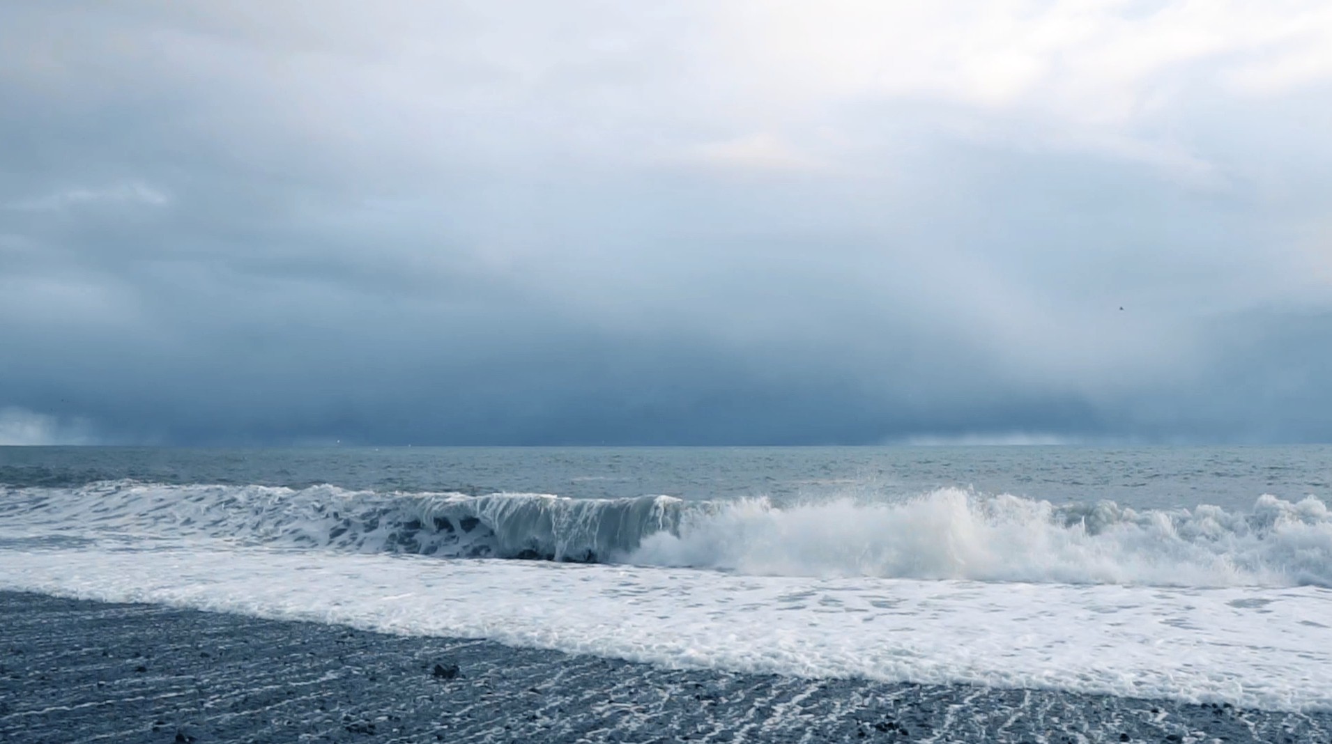 潮水涌起海浪拍打到岸边