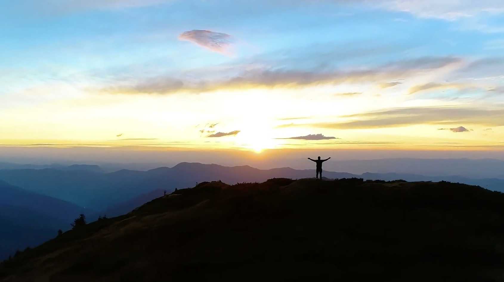 逆光登山背影