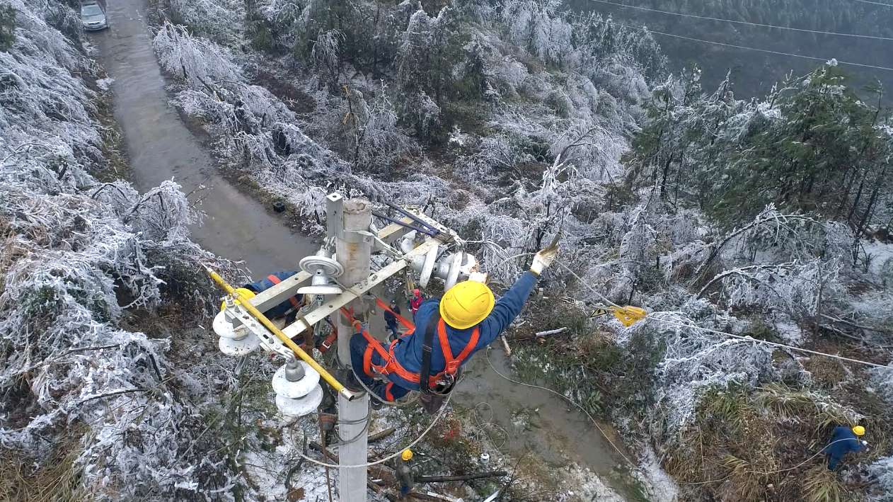 山村冰灾雪灾损坏电力设施电力工人抢修电路