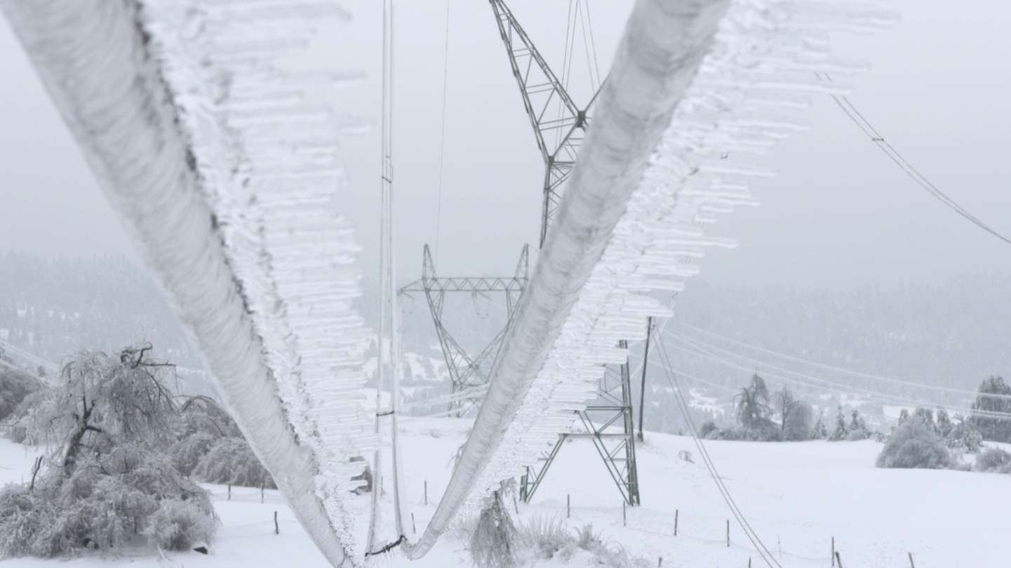 电线上的冰层冬天冬季冰冻雪花下雪雪乡雾凇